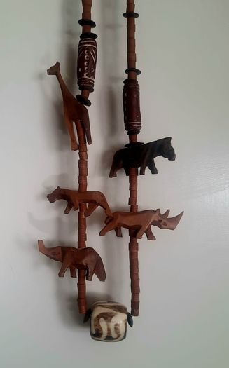 African handmade wooden necklace with giraffe rhino elephant zebra and lion in very good condition with no issues FREE STANDARD POSTAGE INCLUDED
