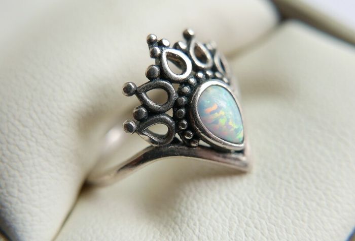 Vintage 925 Sterling Silver Crown Style Ring with Pear Shaped Opal