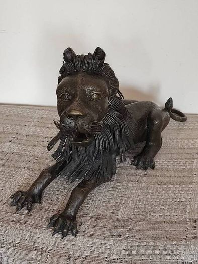 Large sculpture of bronze Lion.Weight: 7.450 kg