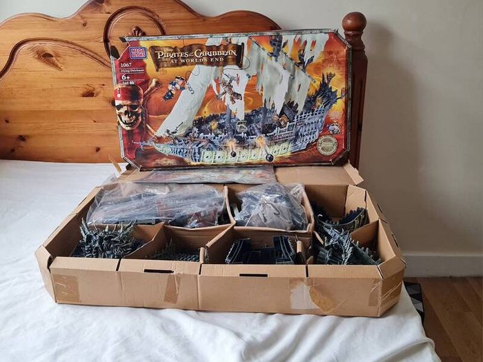 Vintage 2006 mega blocks pirates of the Caribbean At world end 1067 Flying Dutchman Brand new sealed