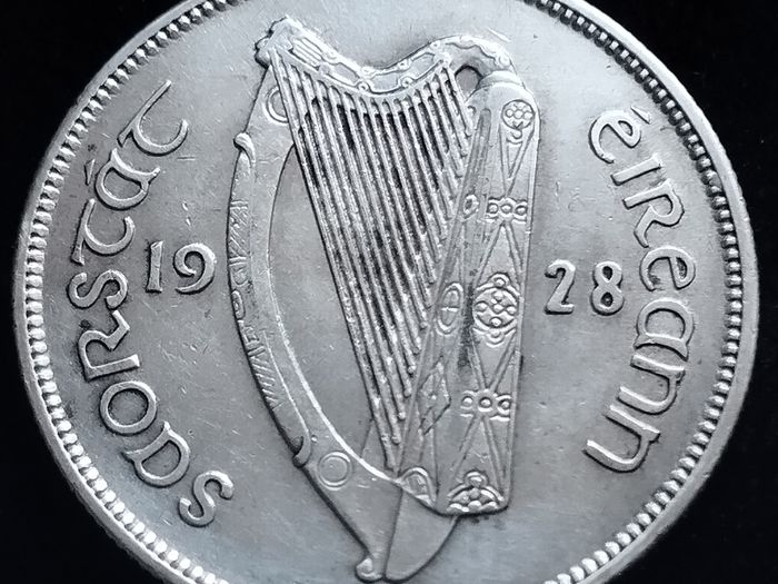 #585 - Ireland - 1928 - Florin - Silver - KM.7