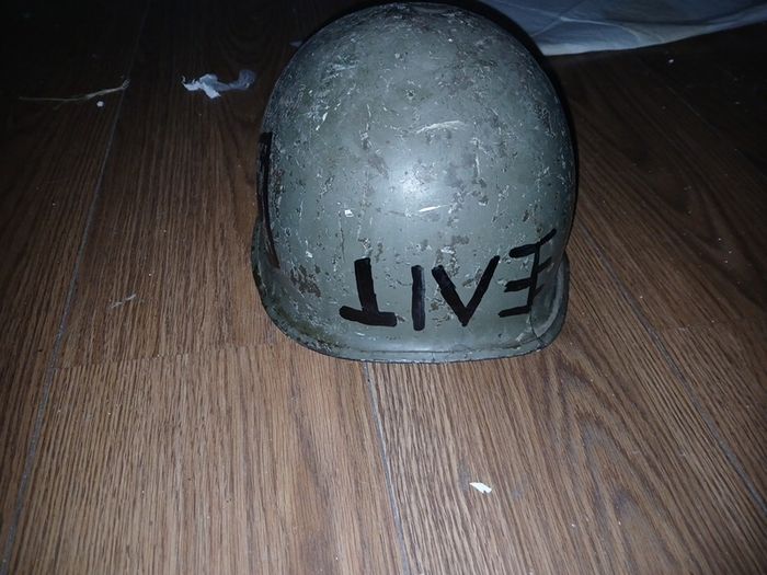 army helmet , viet nam , iraq , not sure collectables