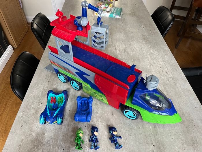 Disney PJ Masks Seeker Semi Truck with Deluxe Cat-Car & Catboy
