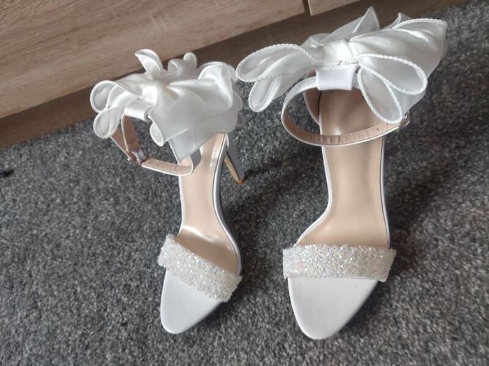 new white amazing heels with bow size UK 2
