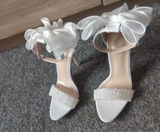 new white amazing heels with bow size UK 2
