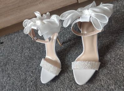 new white amazing heels with bow size UK 2