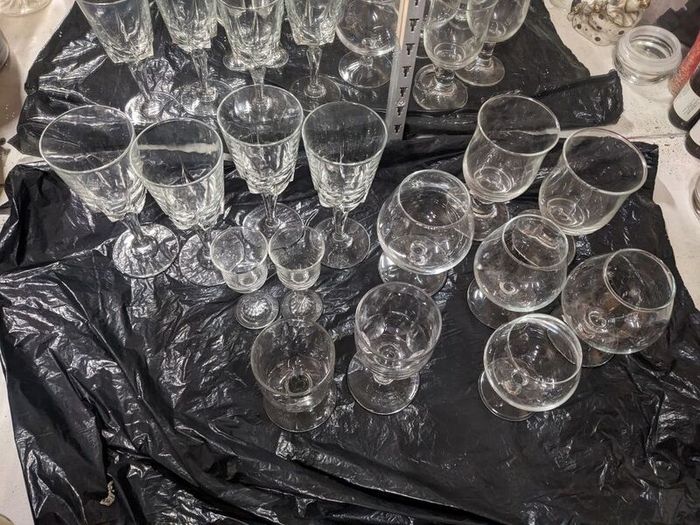 Mixture of 14 drinking glasses