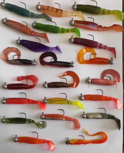 No#15 - New - Set of 22pcs mix colour soft lures 7,5-10,5cm on jig heads 6/0 and 10g & 14g - Pike Perch Trout Salmon Bass Cod Pollock