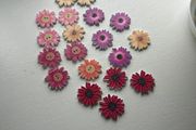 20 flower shaped wooden bittons