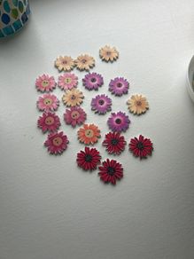 20 flower shaped wooden bittons
