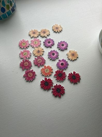20 flower shaped wooden bittons