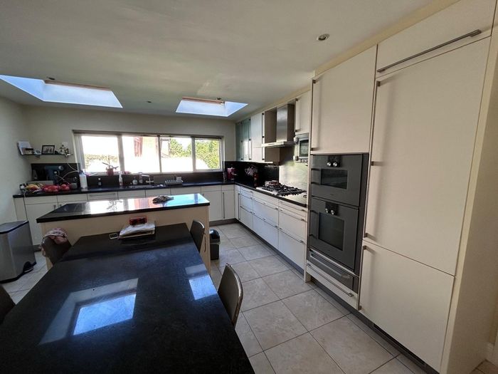 SieMatic Kitchen with Granite Worktops and Appliances