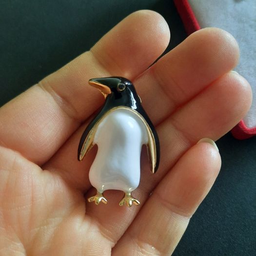 Enamel Penguin Brooch Pin | Gold Tone Animal Lapel Pin Cute Arctic Bird Jewelry Gift for Nature Lover (X06)