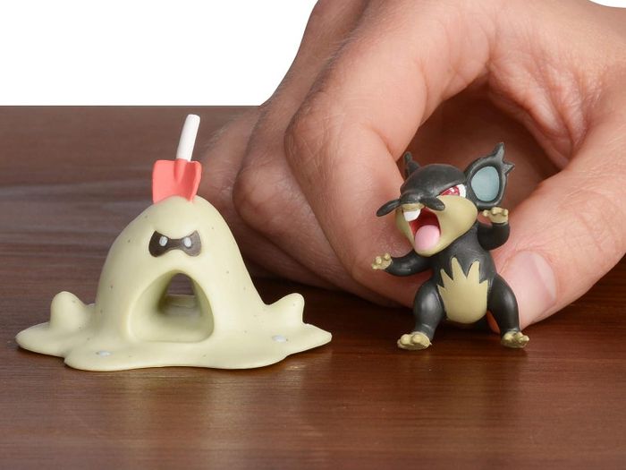 Pokemon 2 Inch Battle Action Figure Pack includes  Alolan Rattata and Sandygast