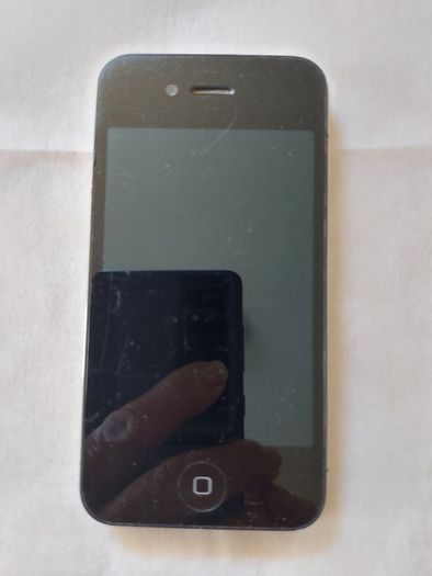 Apple Iphone 4, 8GB, Vodafone Network, in excellent condition and working Great