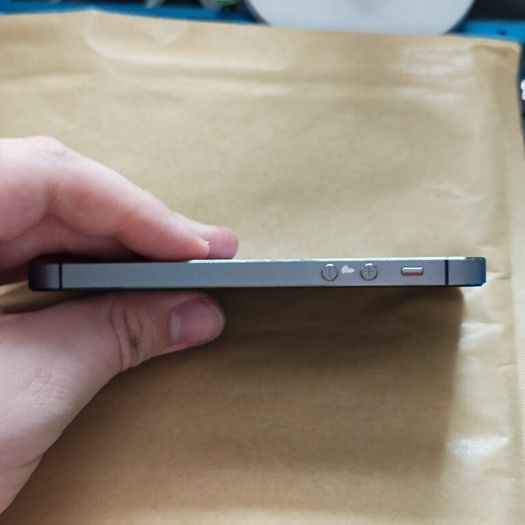 Apple iPhone 5s - 16GB - Space Gray - Cracked Screen - 3 Network - Activation Locked (For Parts / Repair)