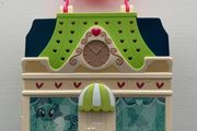 Small Carry Playhouse with miscellaneous characters