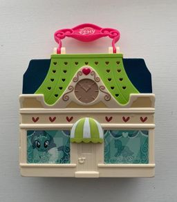 Small Carry Playhouse with miscellaneous characters