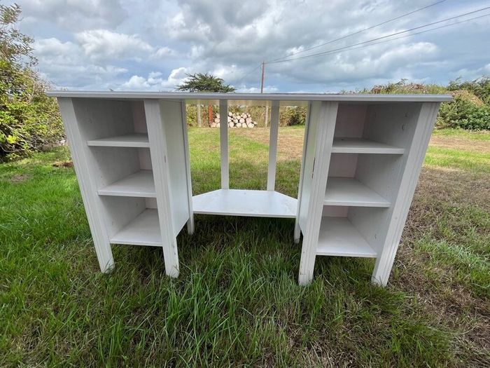 Desk For sale.