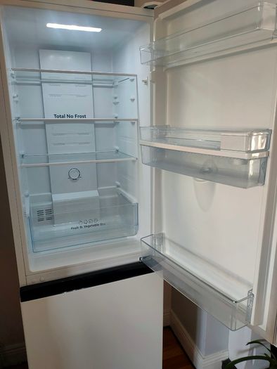 Hisense 60/40 Frost Free Fridge Freezer in excellent condition!