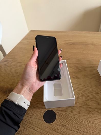 Iphone 10 R  (XR- 128GB - Black)