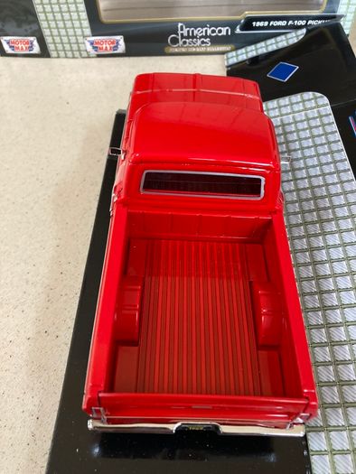 Ford F-100 Pickup Truck Year 1969 MotorMax 1/24
