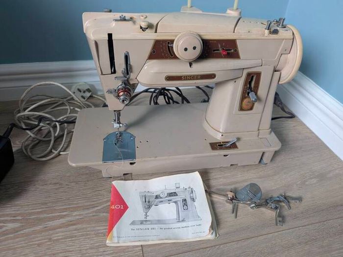 SINGER 401G Vintage Sewing Machine