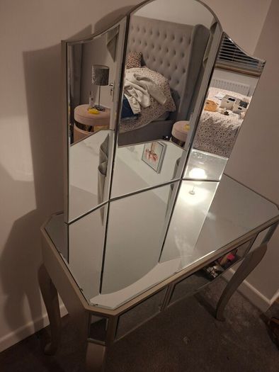 dressing table and mirror