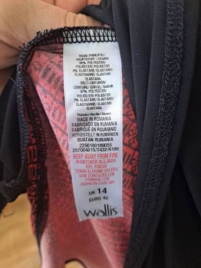 Brand new Wallis floral elastic longer line top size UK 14 EU42 Postage included