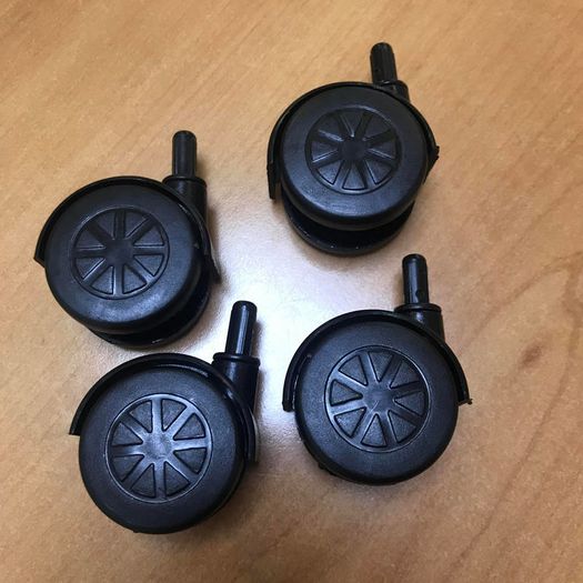 100 Sets of plastic wheels