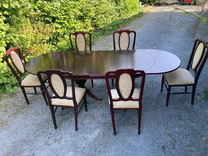 Extendible Dining Table and Chairs