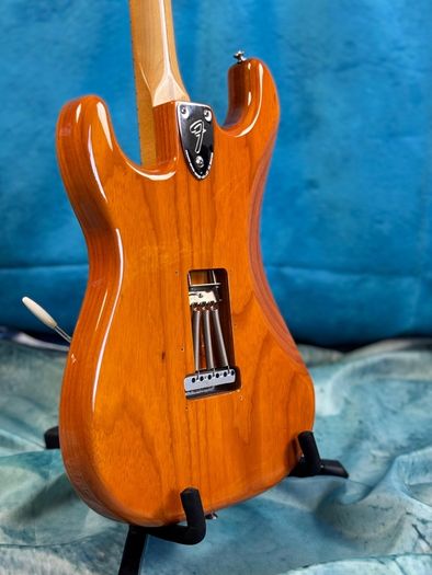 Fender vintera 70's strat aged natural.