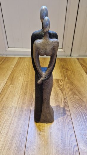 Sculpture of a couple standing