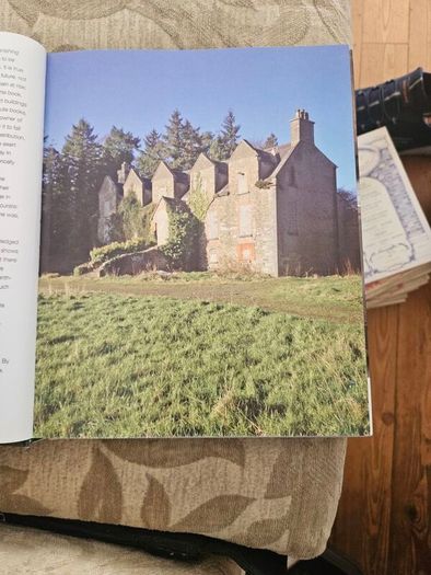 The Irish Aesthete Ruins Of Ireland. By Robert O' Byrne. First Edition Large Volume Hardback With Dustjacket In Good Condition.  See Photos For Same.