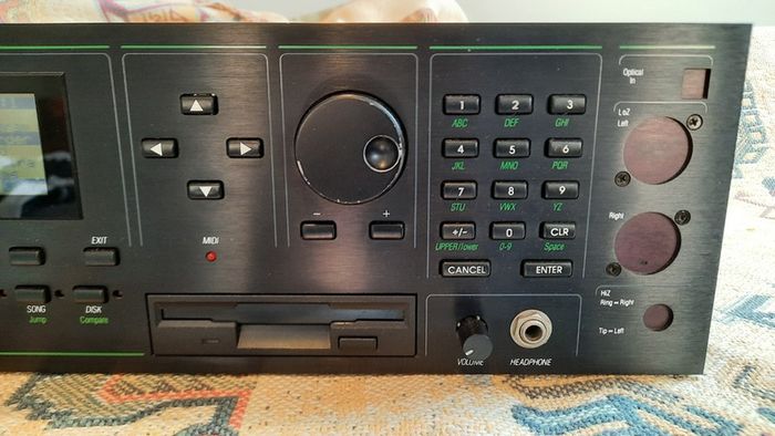 Kurzweil K2000R VAST Synthesizer