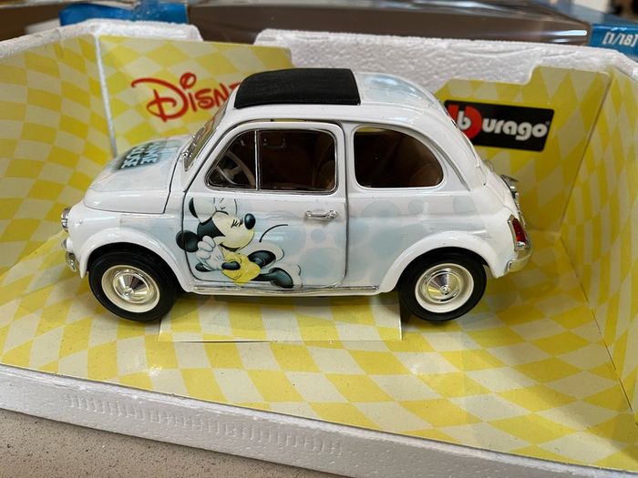 Disney Fiat 500 Minnie Mouse 1/18 Burago