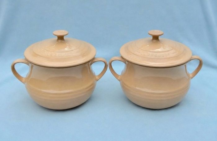 le creuset 2 soup bowls with lids