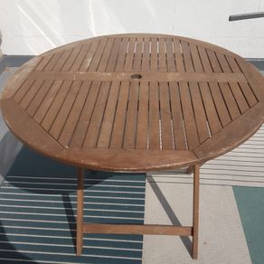 Foldable garden table