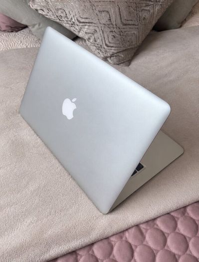 MacBook Air (13-inch, 2017)