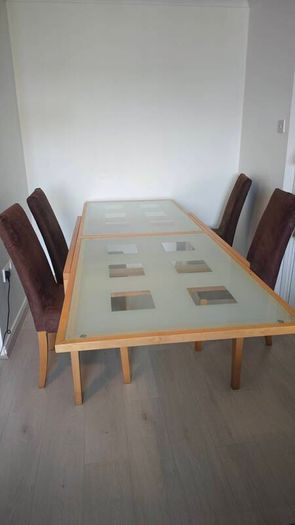 Extendable wooden table with cristal surface