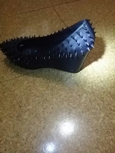 Trendy spike black wedge