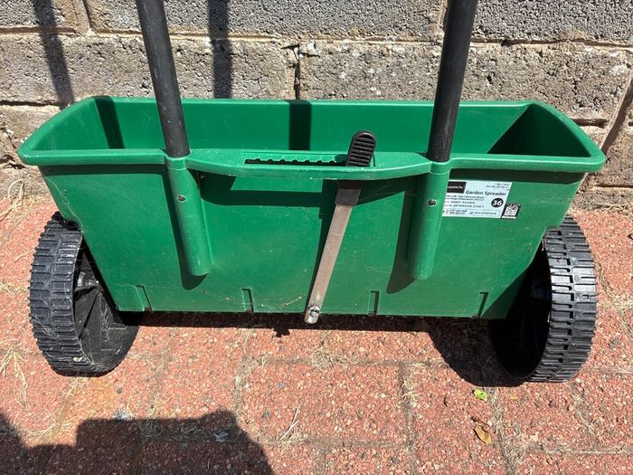 Lawn Fertiliser Spreader