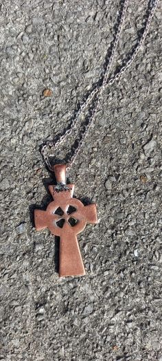 Vintage jewelry is sold individually for 5 to 10 euros