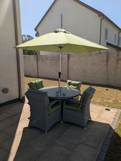 4 Seat Rattan Garden Dining Set. 1.2m Table Cushions and Parasol