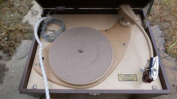 Vintage Record Player His Masters Voice, The Gramophone Company Ltd.; Middlesex (it seems to work fine, without speakers) (very good condition)