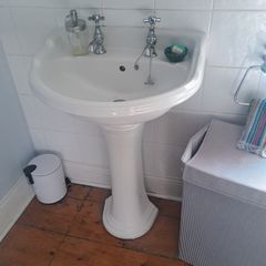 Traditional Bathroom Basin, Chrome Taps & Pedestal