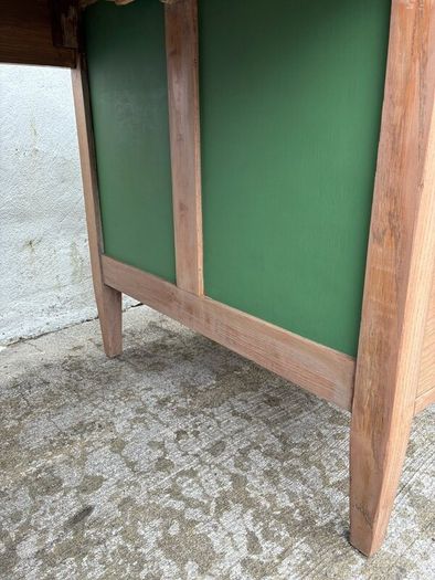 Pedestal desk