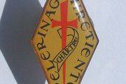 CHRISTIAN PILGRIMAGE TO CHARTRES (France) - a pilgrims souvenir badge of the annual pilgrimage from Paris to Chartres (1980s)