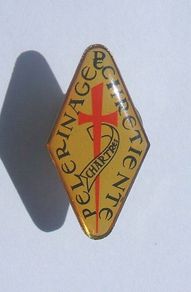 CHRISTIAN PILGRIMAGE TO CHARTRES (France) - a pilgrims souvenir badge of the annual pilgrimage from Paris to Chartres (1980s)