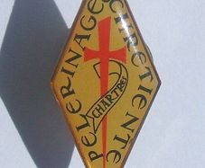CHRISTIAN PILGRIMAGE TO CHARTRES (France) - a pilgrims souvenir badge of the annual pilgrimage from Paris to Chartres (1980s)